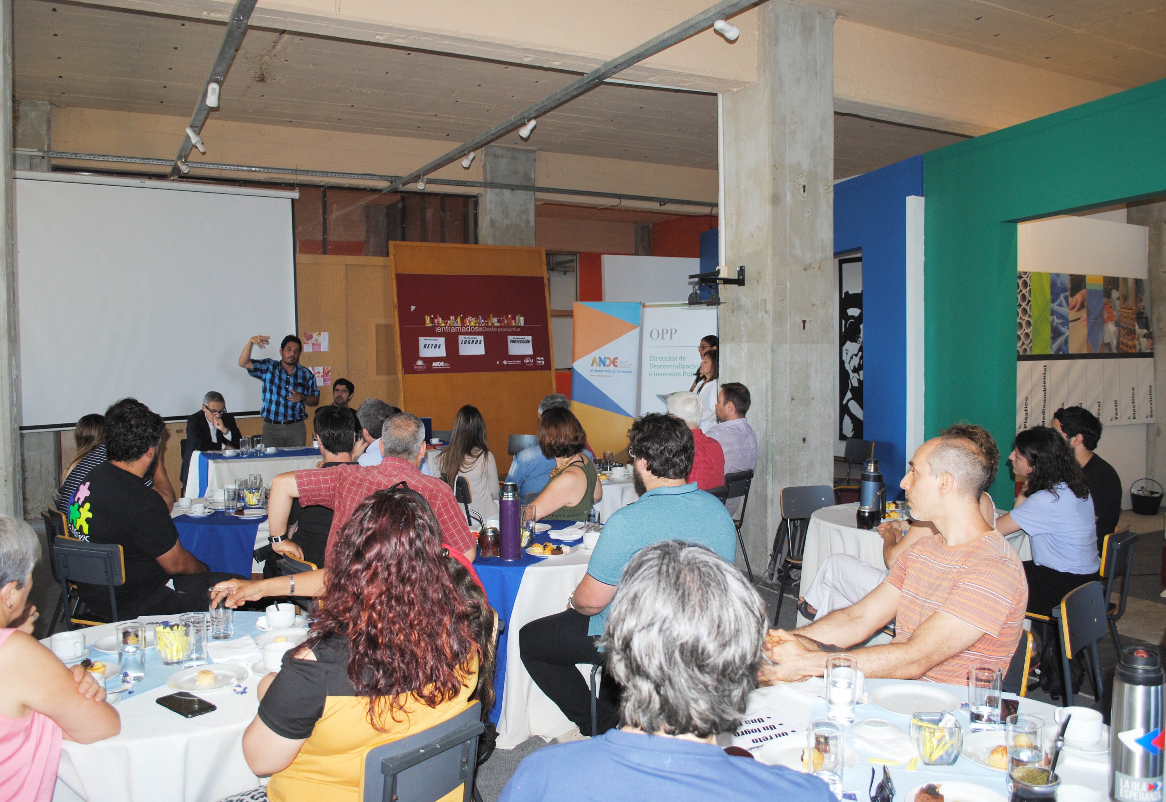 Imágenes de la conferencia y del intercambio entre emprendedores participantes del proyecto 