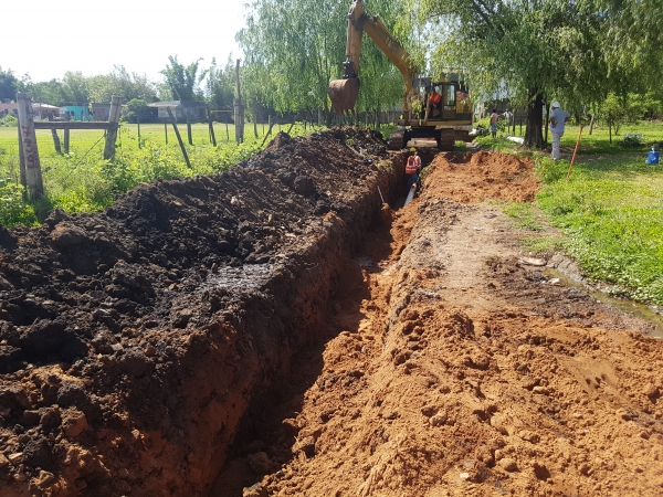 A principios de febrero comenzaron las obras de reconstrucción y saneamiento de Rambla Kennedy de Artigas, financiada en gran parte por el Programa de Desarrollo y Gestión Subnacional (PDGS) de OPP. La obra, un hito histórico para Artigas, solucionará problemas de inundación y sanitarios en una de las zonas más deprimidas del departamento. “Esta obra nos va a cambiar la vida: de vivir entre el barro, inundados cuando cae una gota, vamos a tener saneamiento como Dios manda, calles de asfalto, veredas dece