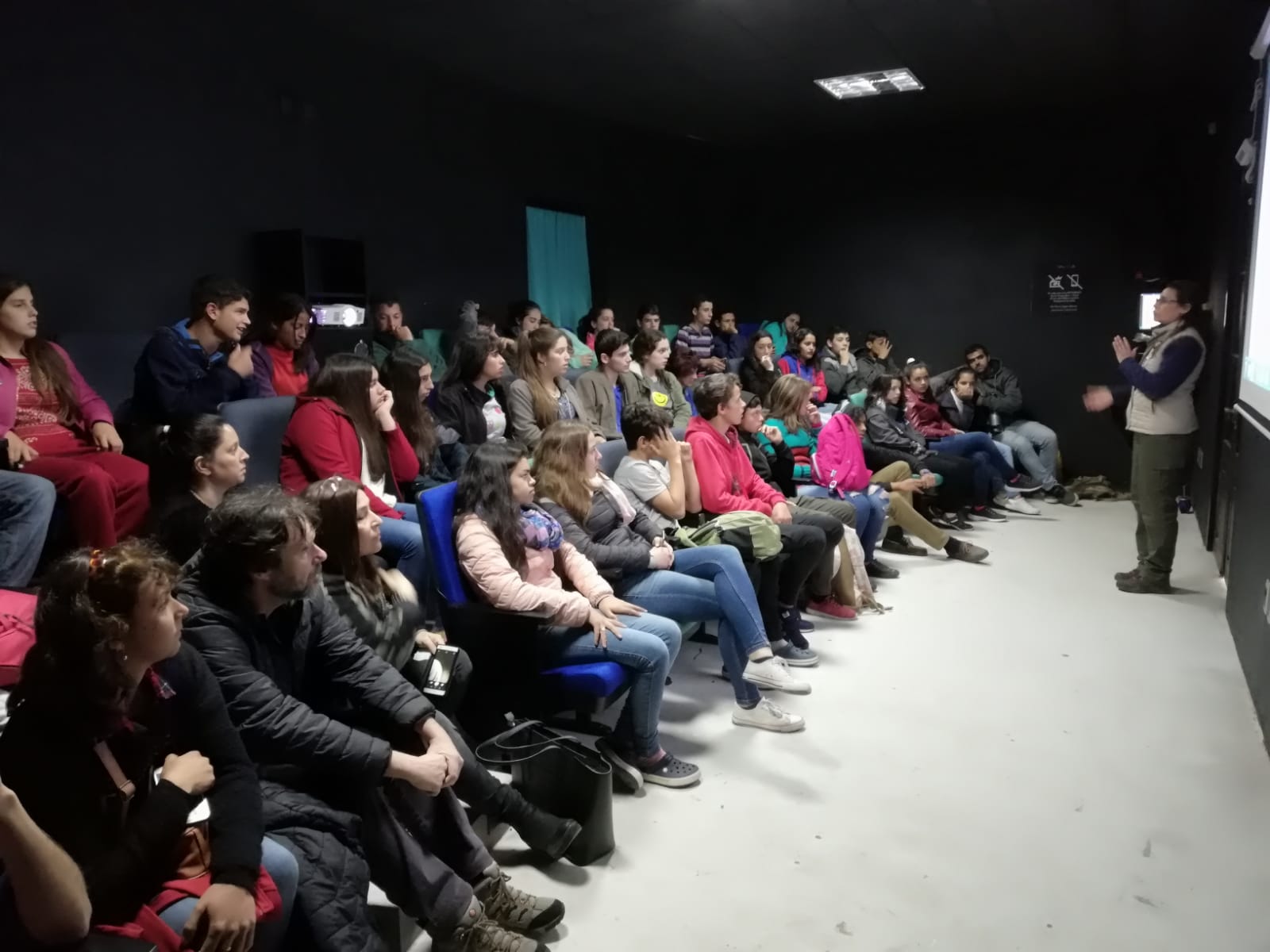 Jóvenes de Blanquillo y La Paloma recibiendo los cursos