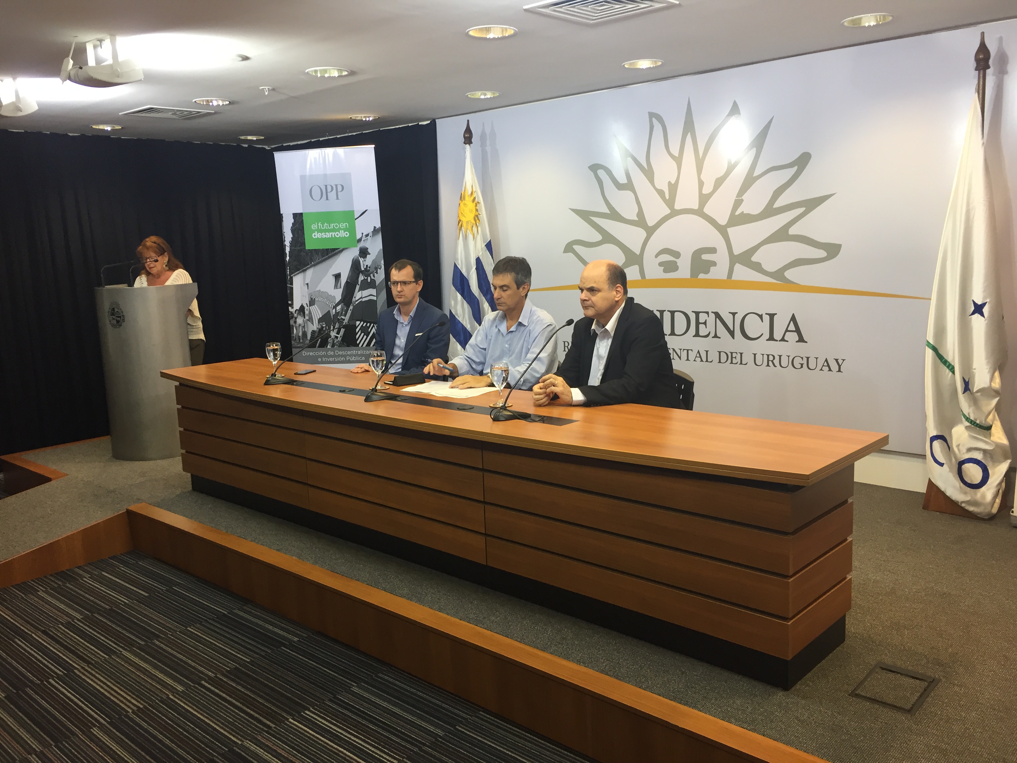 Guillermo Moncecchi, Álvaro García y Andrés Tolosa durante la firma del convenio