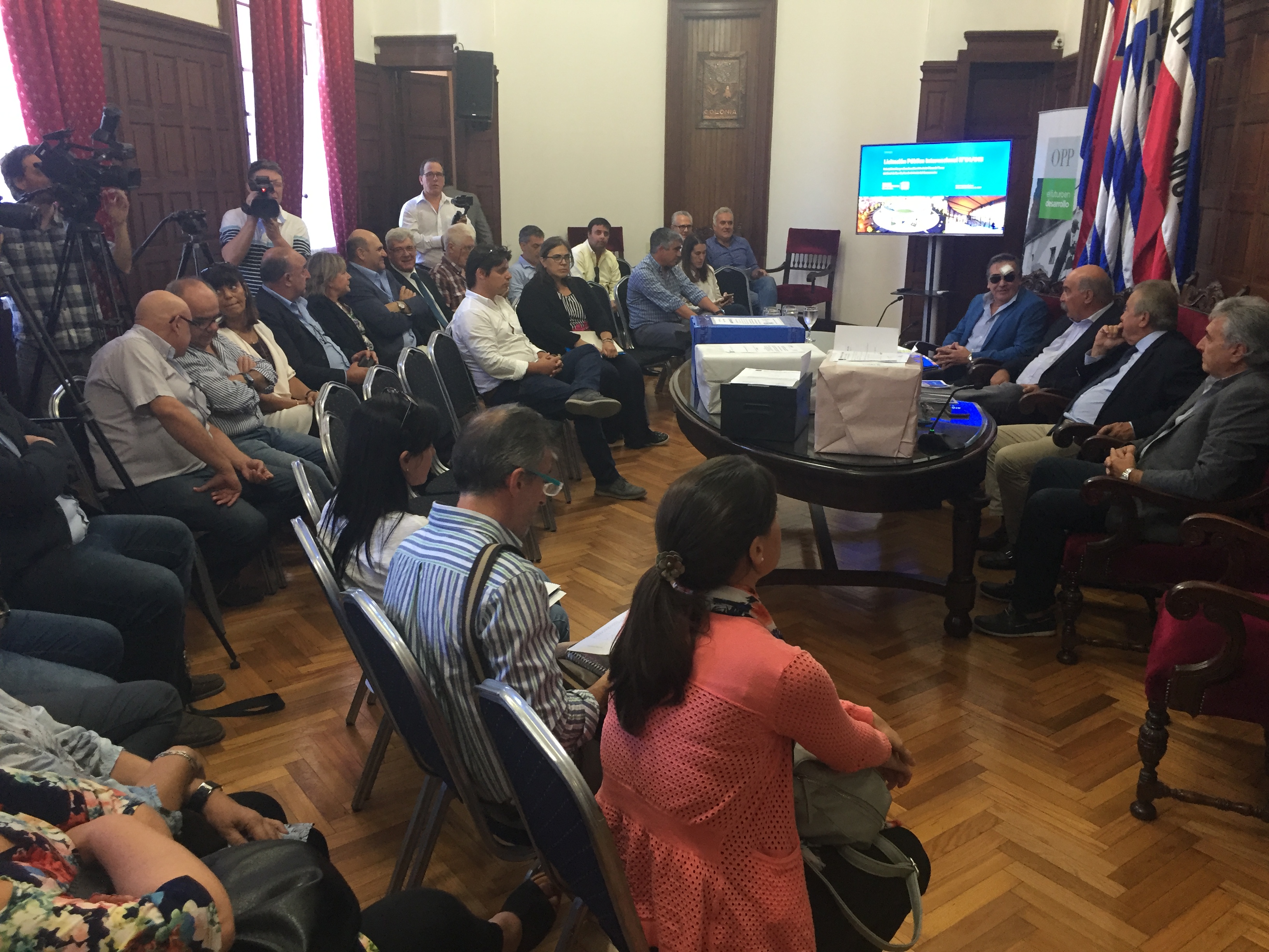 Acto de presentación de ofertas para la restauración de la plaza de toros de Colonia