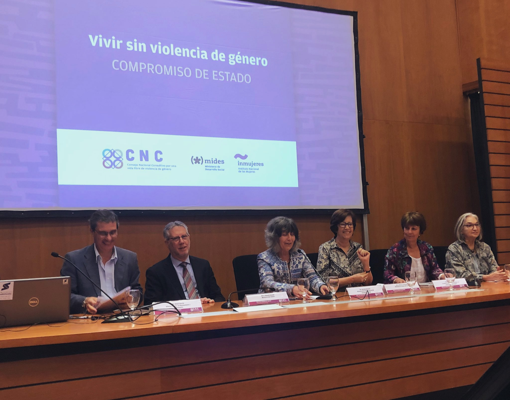 Dir. Álvaro García (OPP), Subsecretario Jorge Vázquez (MI), Dir. Mariella Mazzotti (Inmujeres-MIDES), Mtra. Marina Arismendi (MIDES), Pres. Marisa Lindner (INAU) y Fanny Samuniski (RUcVDyS)