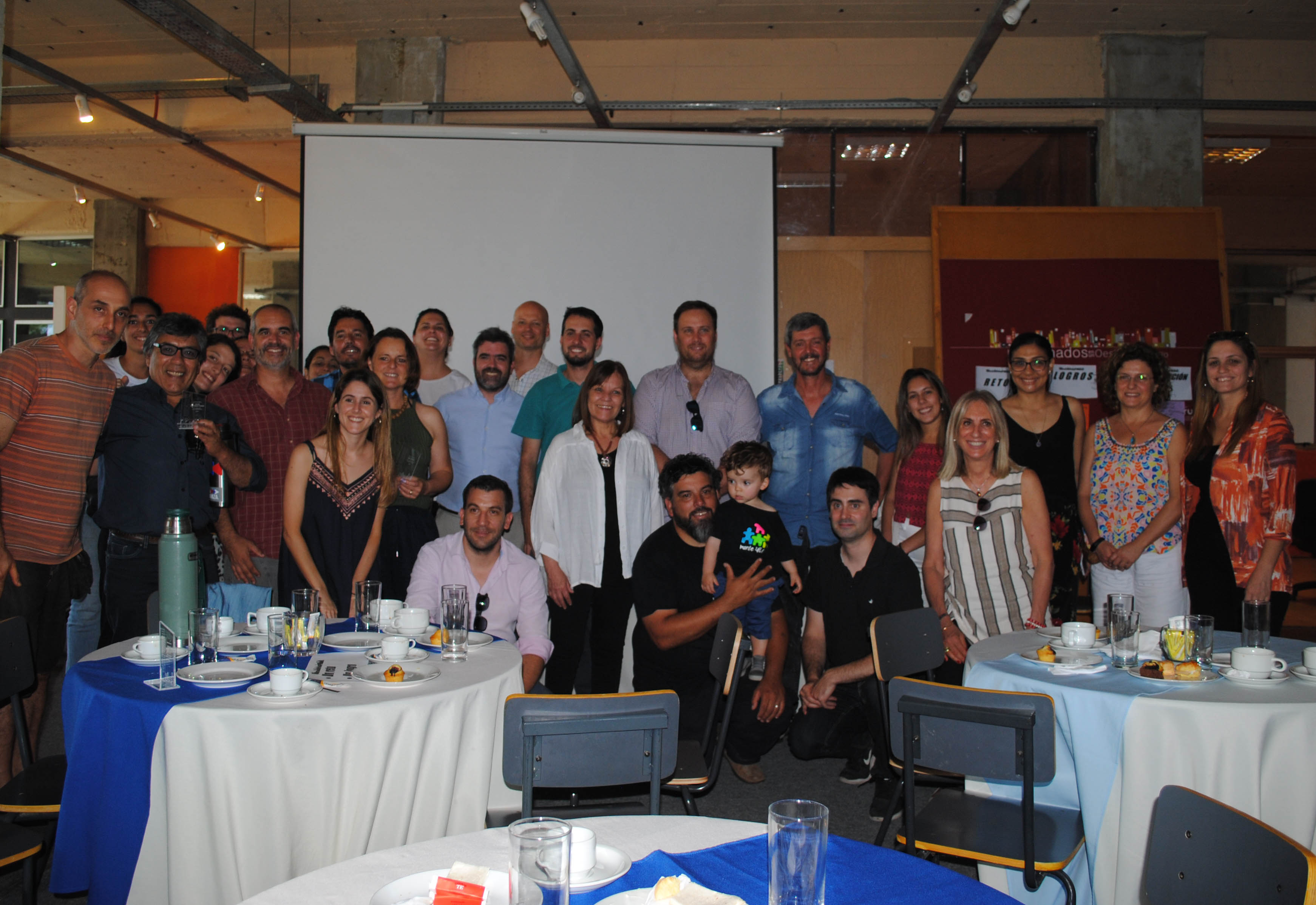 Imágenes de la conferencia y del intercambio entre emprendedores participantes del proyecto