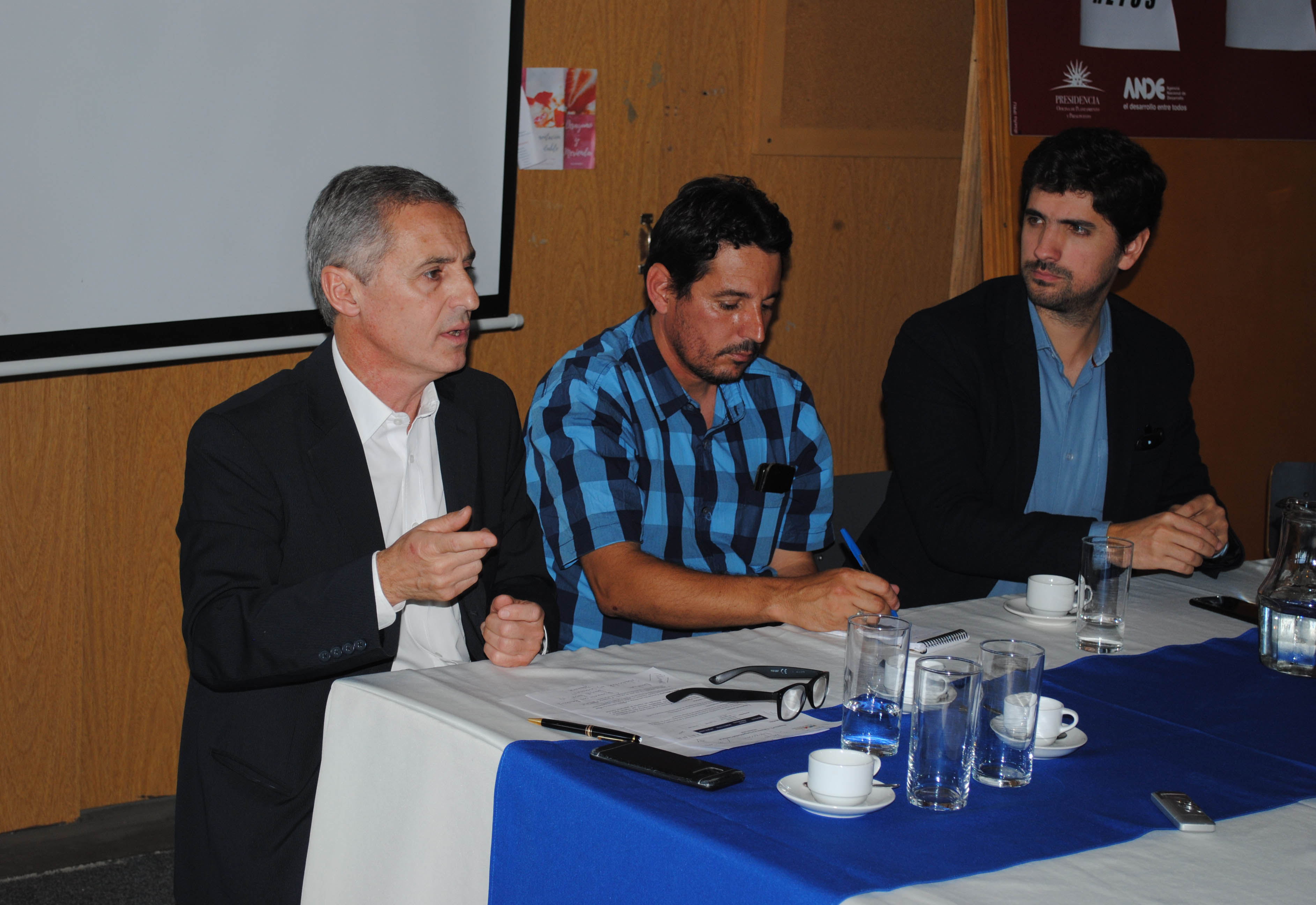 Imágenes de la conferencia y del intercambio entre emprendedores participantes del proyecto 