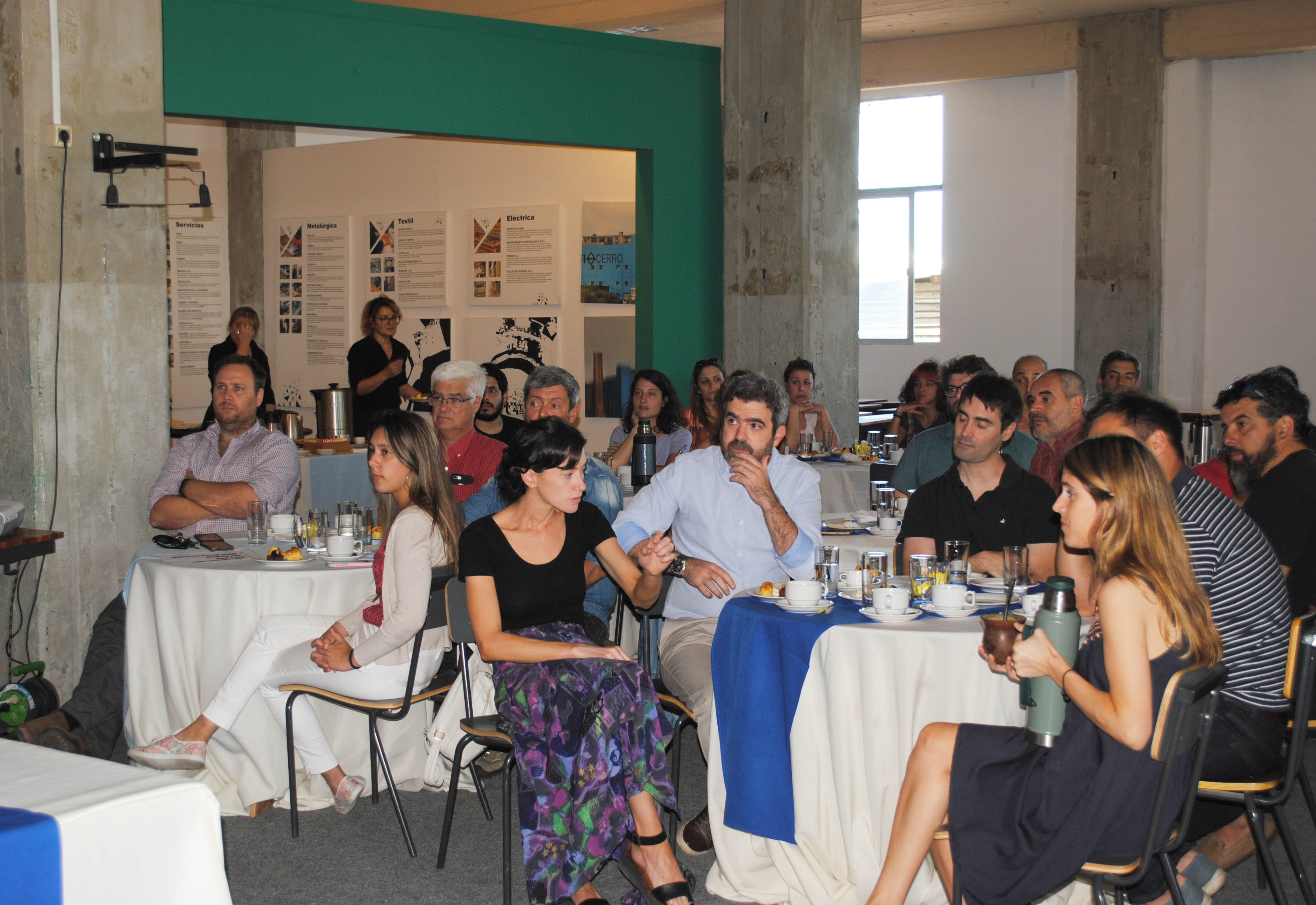 Imágenes de la conferencia y del intercambio entre emprendedores participantes del proyecto