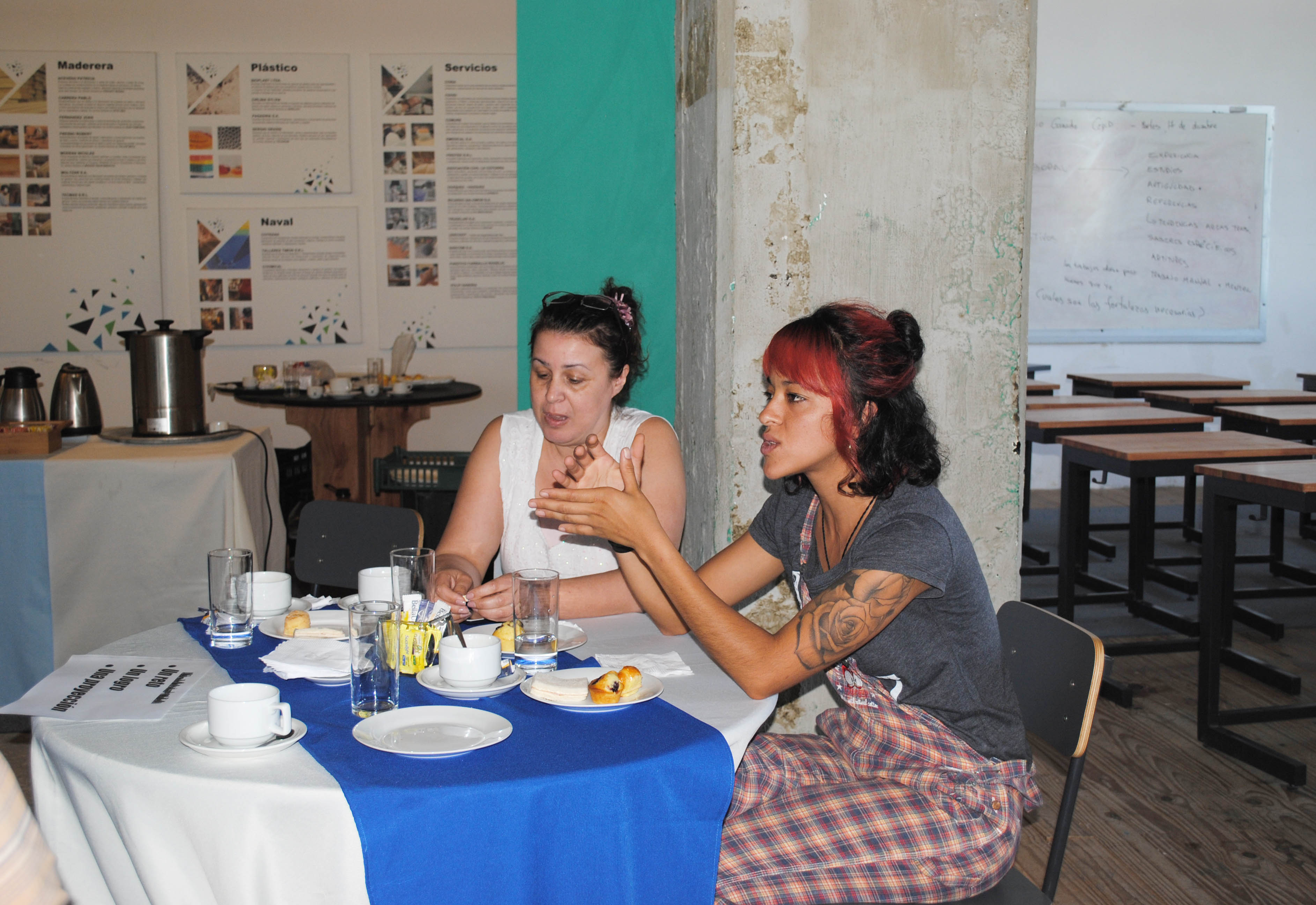 Imágenes de la conferencia y del intercambio entre emprendedores participantes del proyecto 