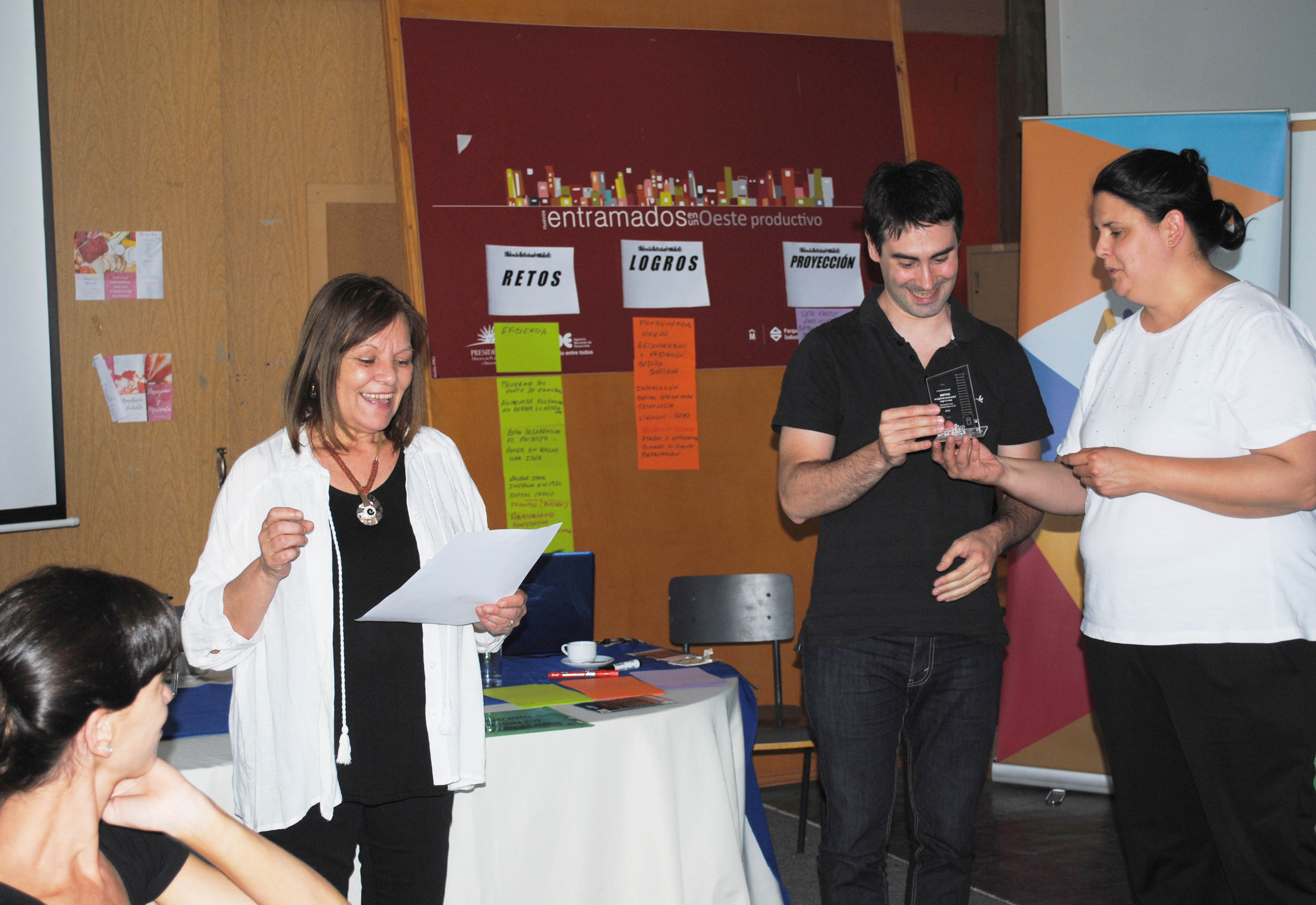 Imágenes de la conferencia y del intercambio entre emprendedores participantes del proyecto
