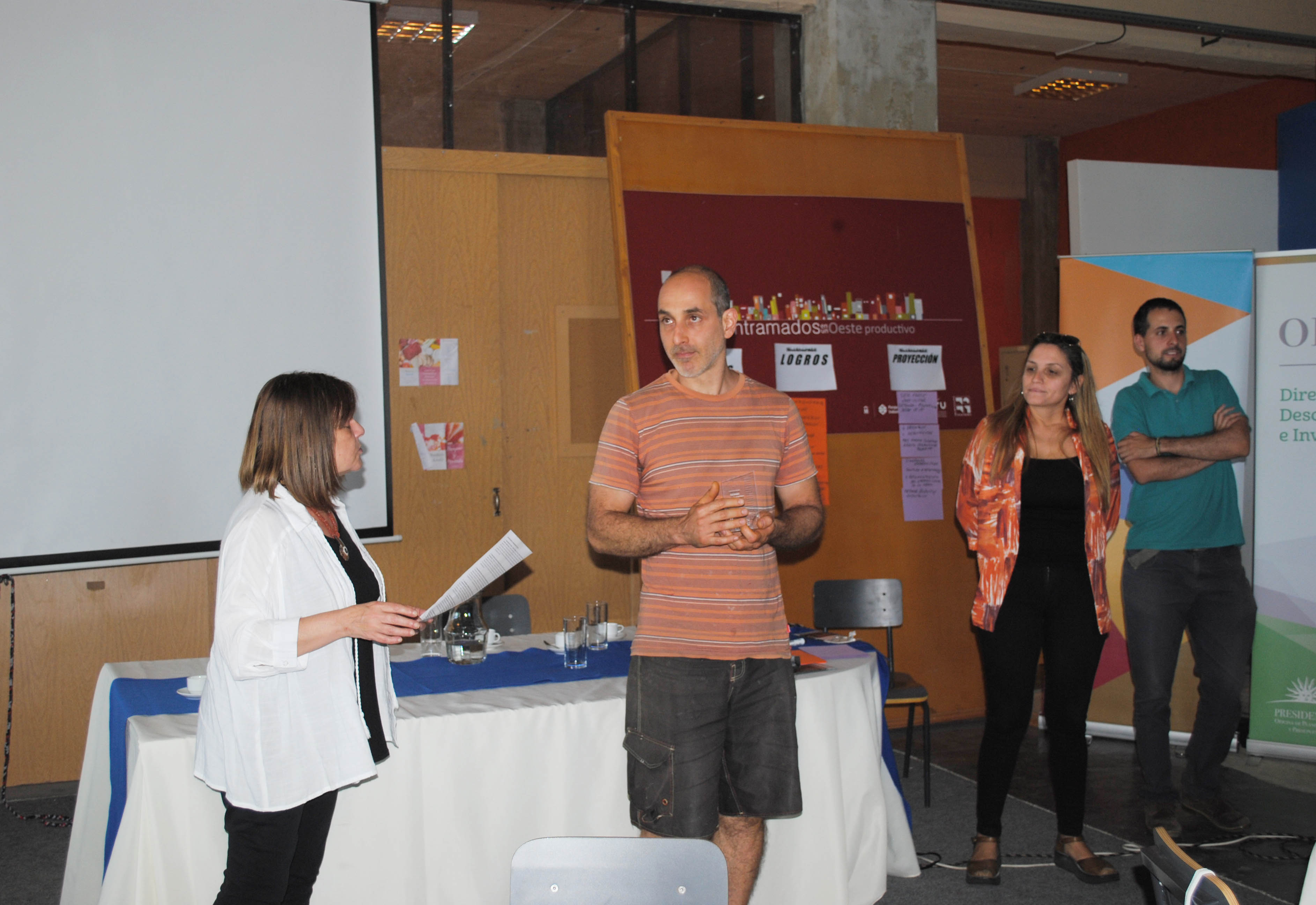 Imágenes de la conferencia y del intercambio entre emprendedores participantes del proyecto 