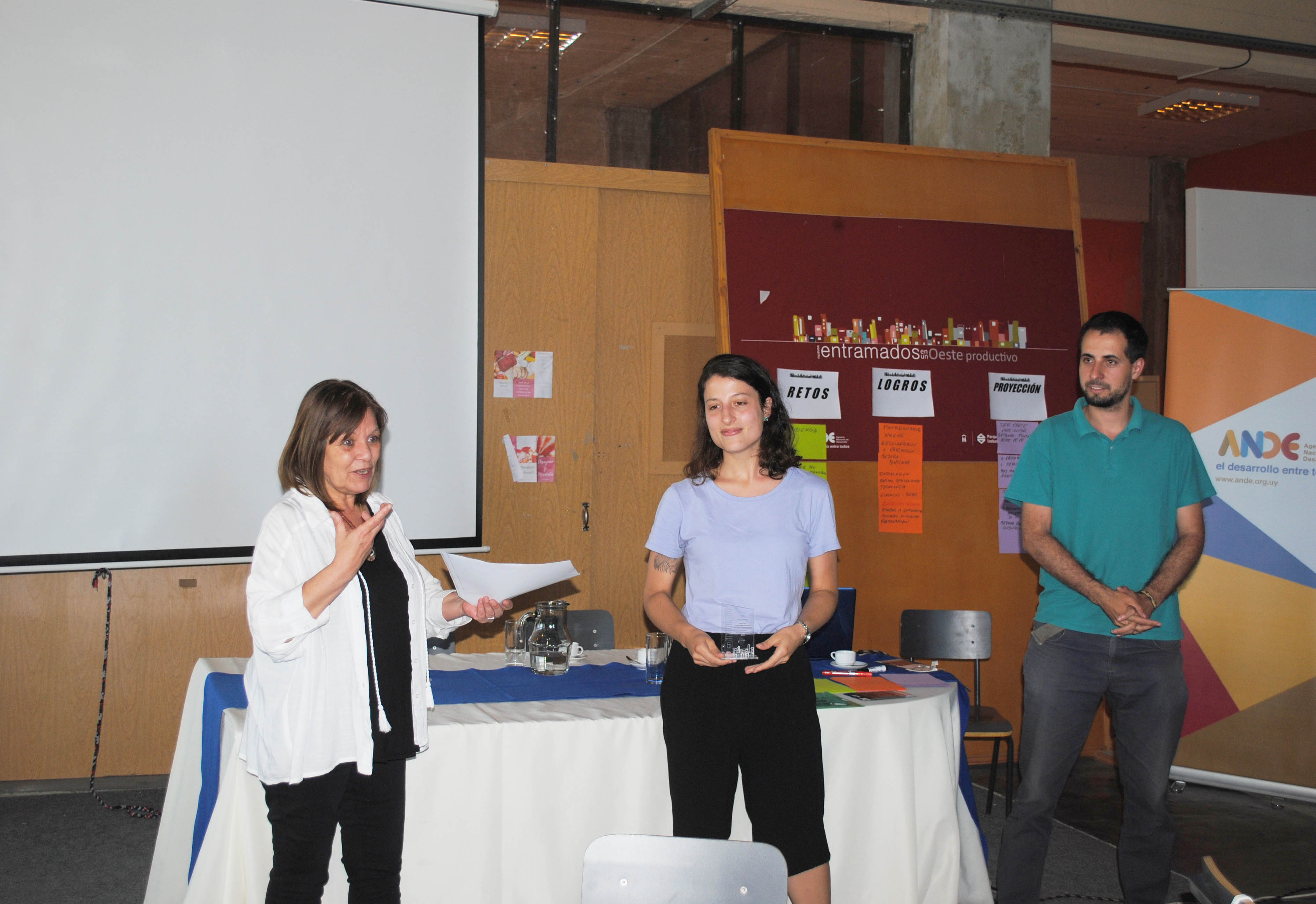 Imágenes de la conferencia y del intercambio entre emprendedores participantes del proyecto