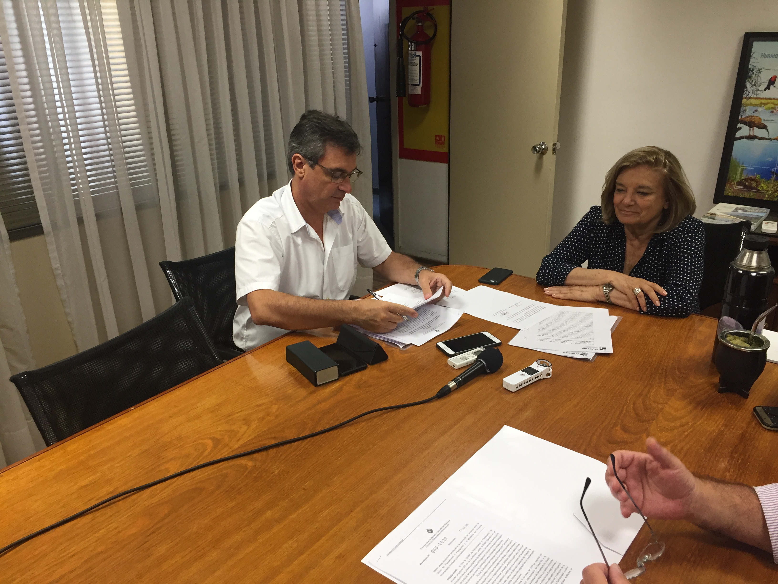 Álvaro García y Eneida de León durante la firma del convenio 