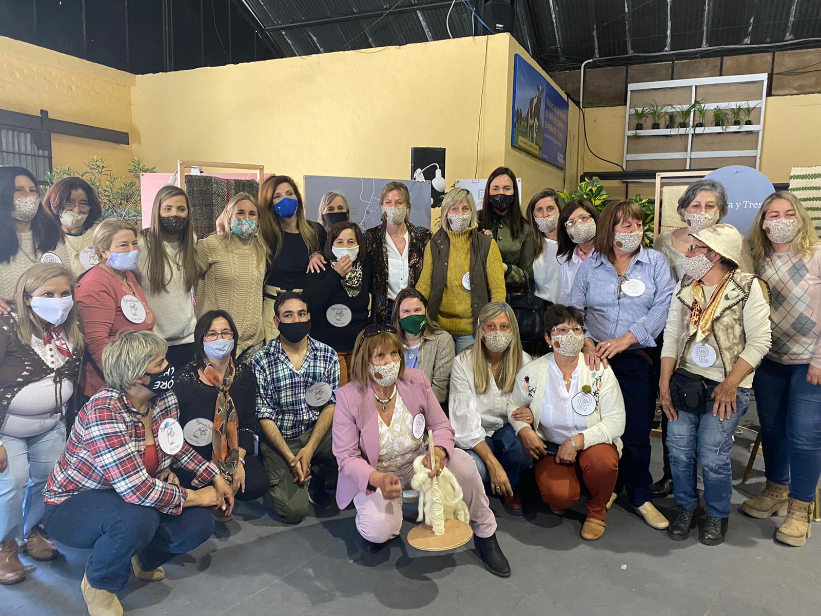 Tejedoras de Cerro Chato y Treinta y Tres con autoridades