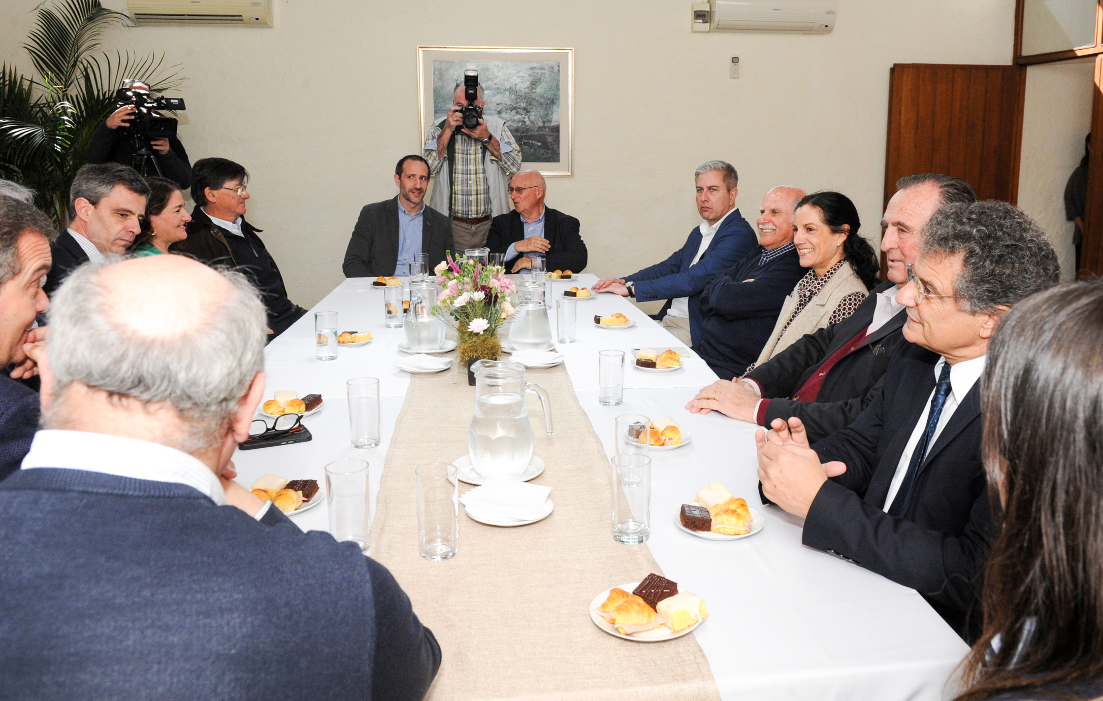Ministra Arbeleche junto al subsecretario, Alejandro Irastorza; la directora de Política Económica, Marcela Bensión; el asesor en Economía Ambiental, Juan Labat; el director de la Oficina de Planeamiento y Presupuesto, Fernando Blanco, y el presidente del Banco Central, Washington Ribeiro. en reunión con autoridades de la Asociación Rural del Uruguay