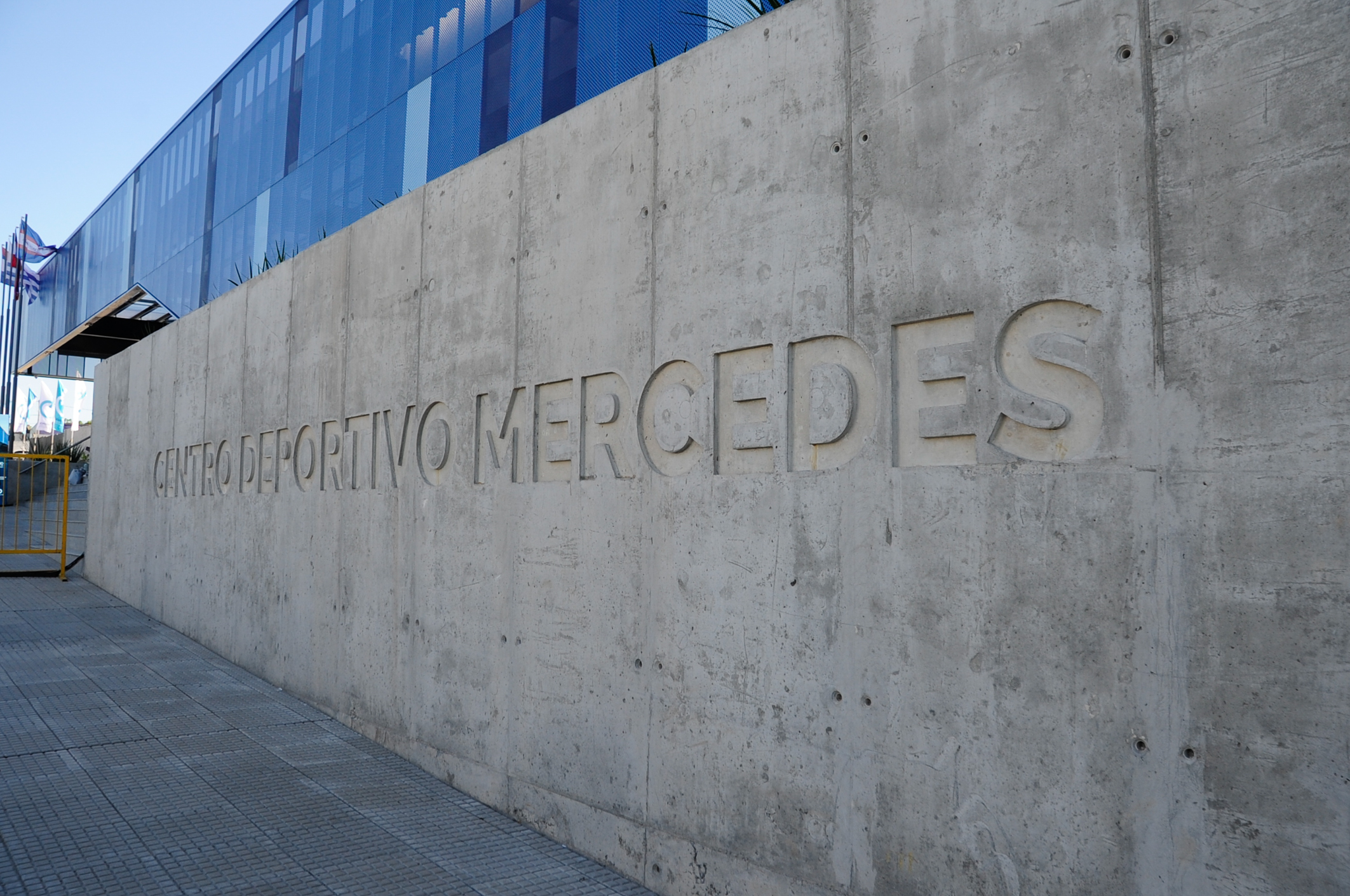 Fachada Centro Deportivo de Mercedes -Soriano