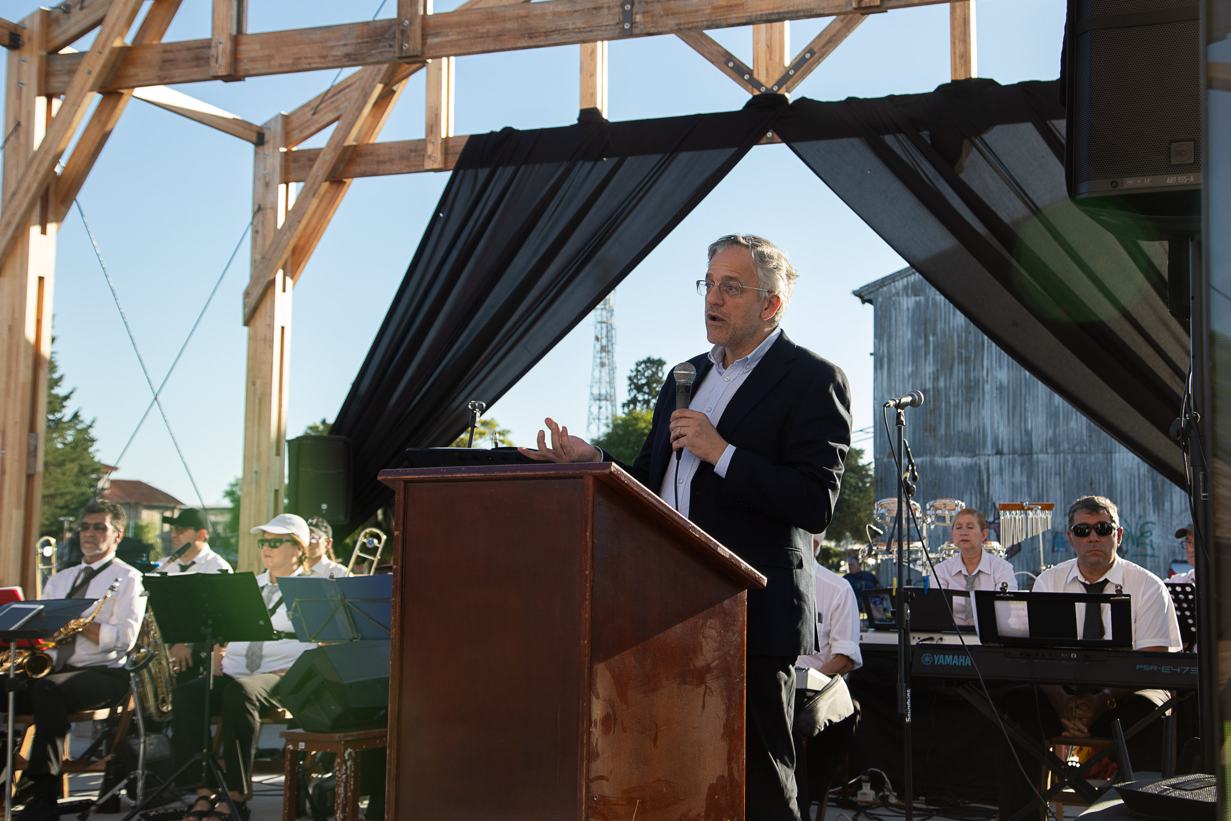 Rodrigo Arim en renovación del Parque Lineal Central de Young