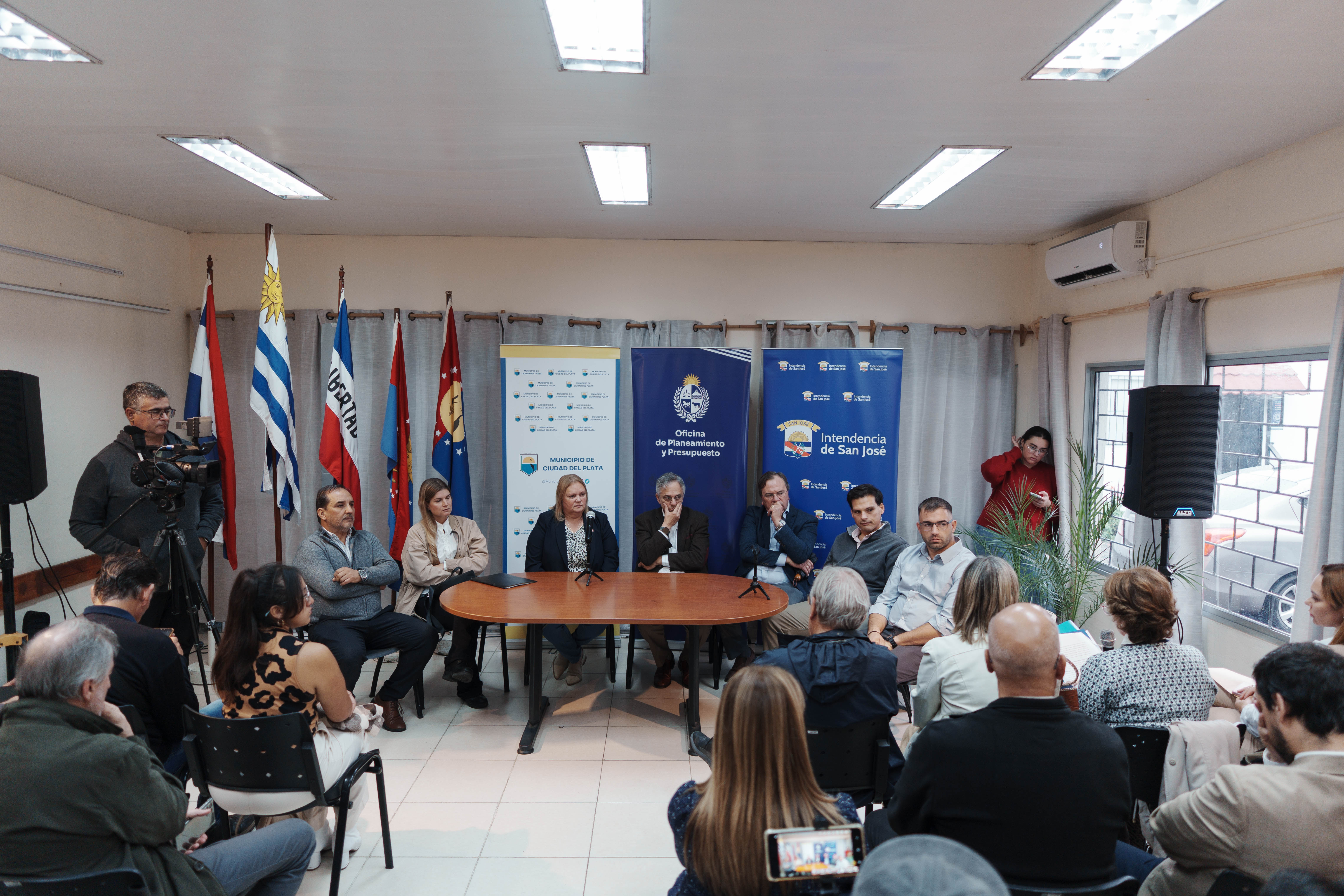Firma del contrato de obra para la construcción de un nuevo Centro Cívico en Ciudad del Plata