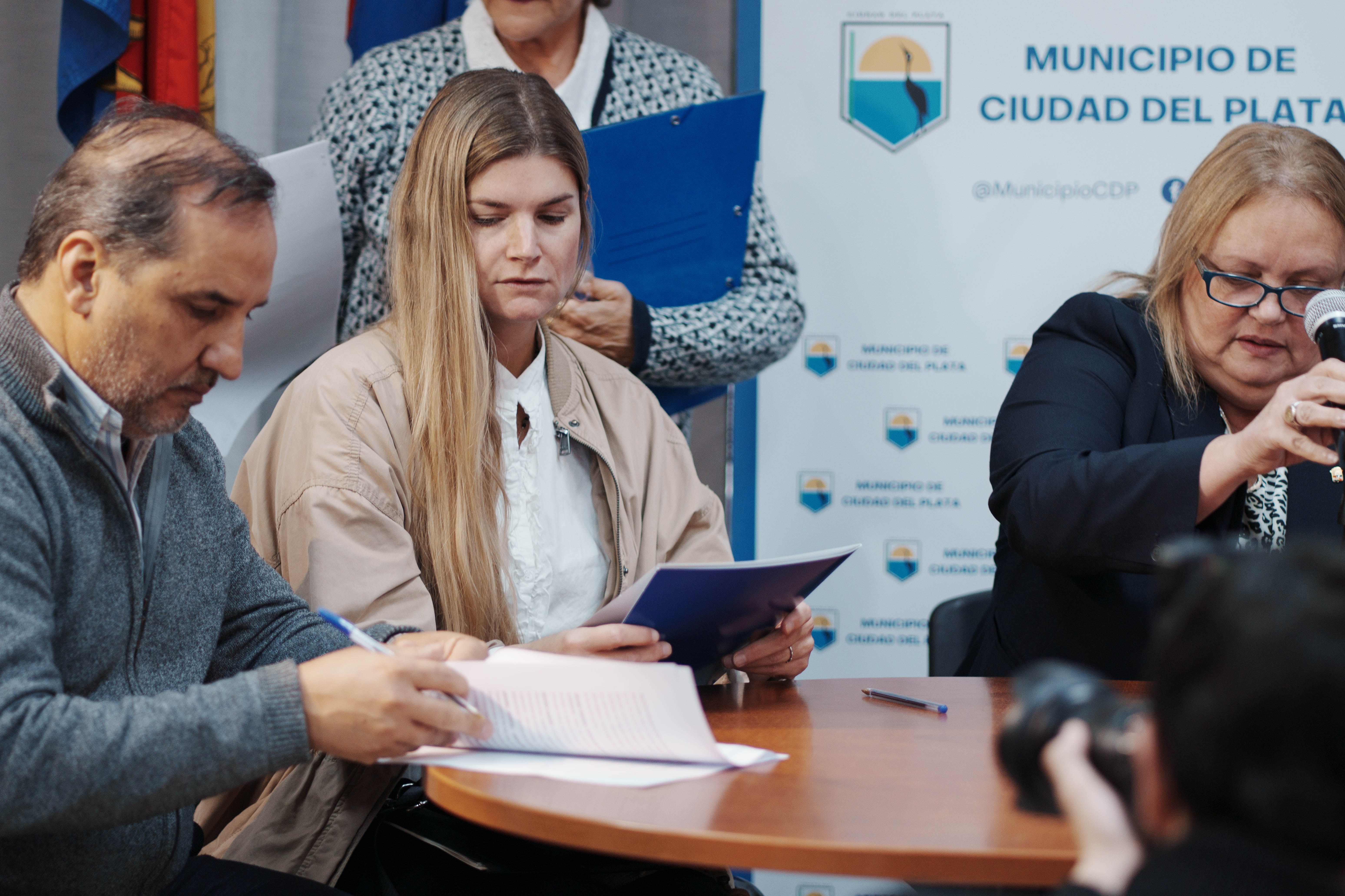 Firma del contrato de obra para la construcción de un nuevo Centro Cívico en Ciudad del Plata