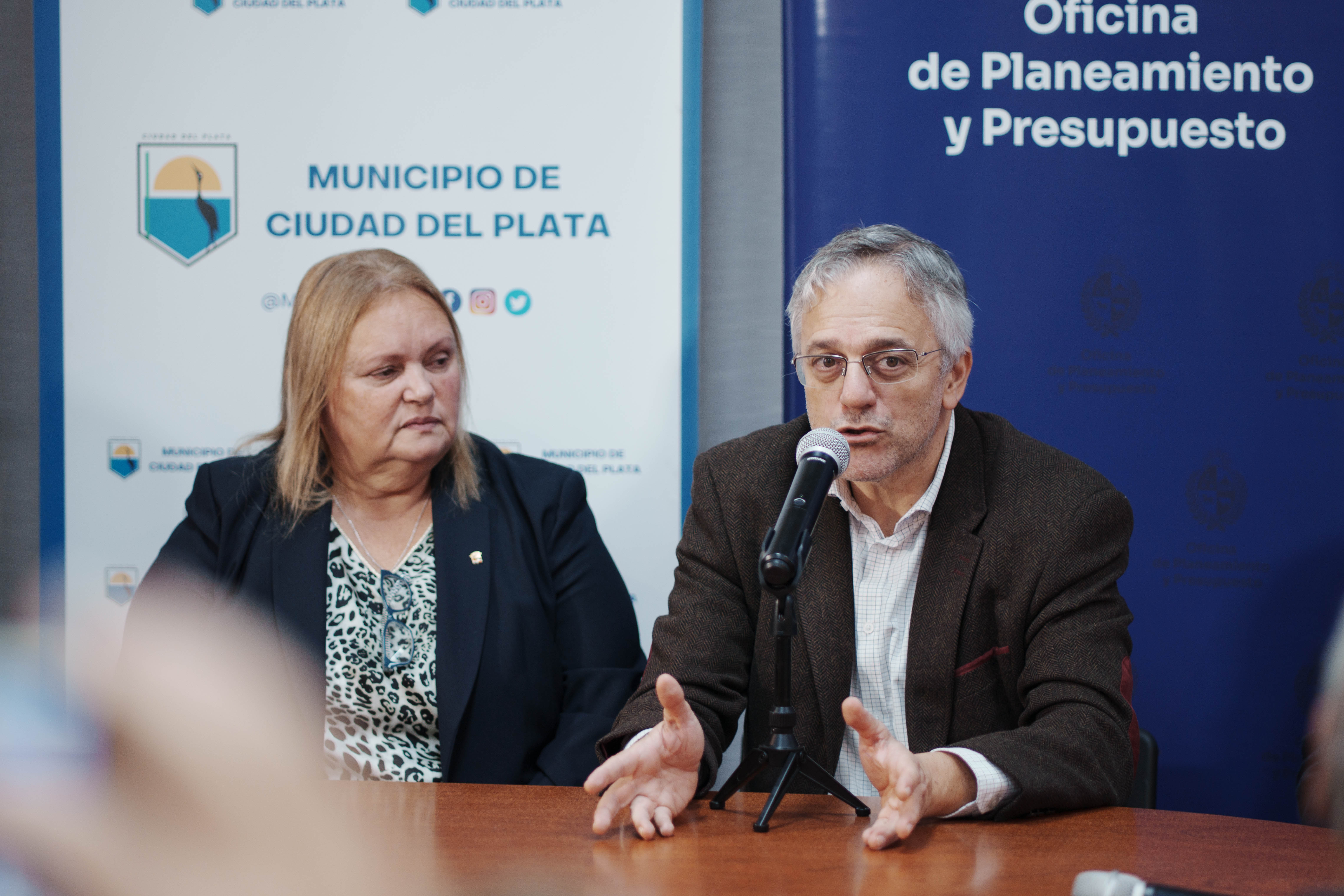 Firma del contrato de obra para la construcción de un nuevo Centro Cívico en Ciudad del Plata