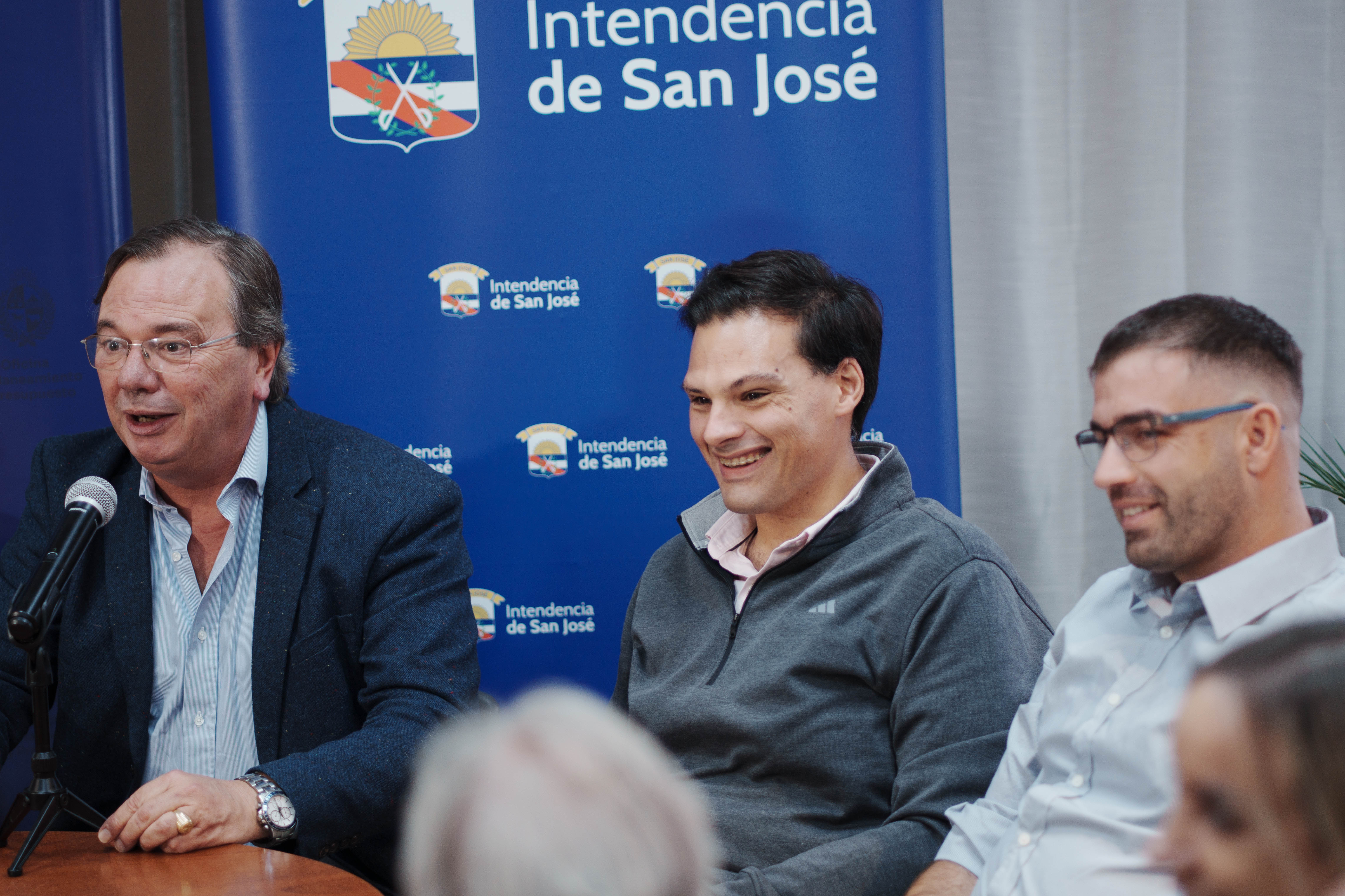 Firma del contrato de obra para la construcción de un nuevo Centro Cívico en Ciudad del Plata